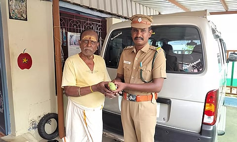 &nbsp;கிளியை வனத்துறை அதிகாரியிடம் ஒப்படைத்த காட்சி.