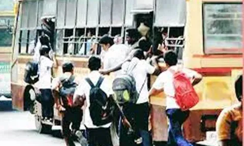பஸ்களில் ஆபத்தான முறையில் தொங்கி செல்லும் மாணவர்கள்- கூடுதல் பஸ் இயக்க கோரிக்கை