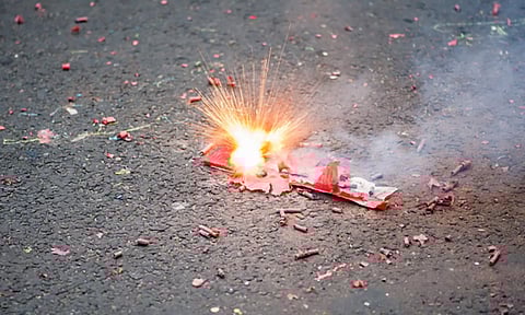 தீர்ப்பு வெளியானதையொட்டி வாச்சாத்தி கிராம பெண்கள் பட்டாசு வெடித்து மகிழ்ச்சி