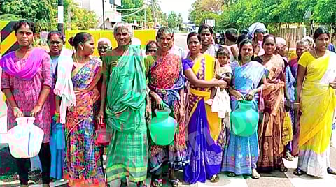 காலி குடங்களுடன் சாலைமறியலில் ஈடுபட்ட பெண்கள்.