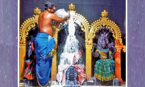 புளியங்குடி பவானி அம்மன் ஆலயத்தில் பவுர்ணமி பூஜை நடைபெற்ற போது எடுத்த படம்.