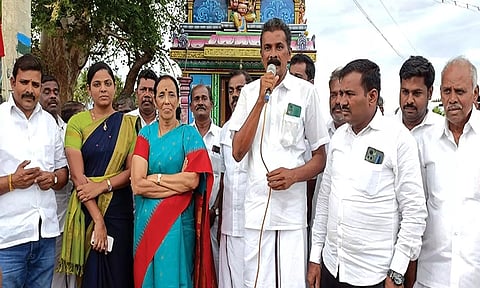 நிகழ்ச்சியில் தென்காசி தெற்கு மாவட்ட தி.மு.க. பொறுப்பாளர் ஜெயபாலன் பேசிய காட்சி. அருகில் முன்னாள் அமைச்சர் டாக்டர் பூங்கோதை ஆலடி அருணா, ஆலங்குளம் யூனியன் சேர்மன் திவ்யா மணிகண்டன் உள்பட பலர் உள்ளனர்.