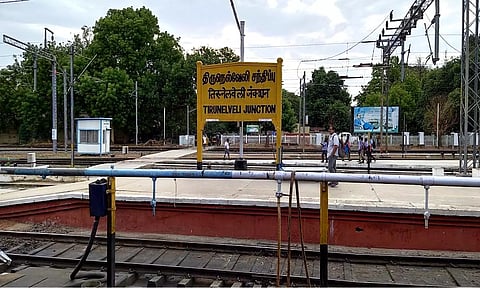 நடைமேடை நெருக்கடியில் சிக்கித்தவிக்கும் நெல்லை- பாலருவி எக்ஸ்பிரஸ் ரெயில்