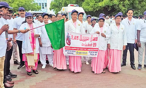 விழிப்புணர்வு பேரணியை டீன் ரேவதி பாலன் கொடியசைத்து தொடங்கி வைத்த போது எடுத்த படம்.
