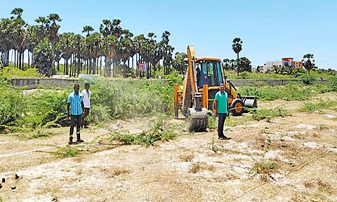 வாகனங்கள் நிறுத்த  சீரமைப்பு பணி நடந்த காட்சி.