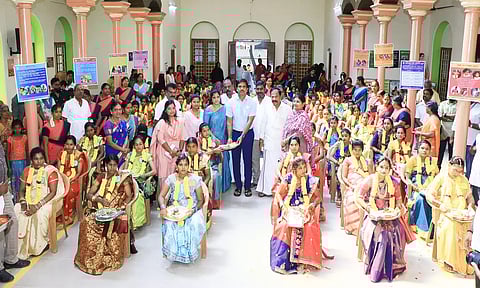 கர்ப்பிணி பெண்களுக்கு கலெக்டர் குமாரவேல் பாண்டியன் சீர்வரிசை பொருட்களை வழங்கிய காட்சி. அருகில் கார்த்திகேயன் எம்.எல்.ஏ., மேயர் சுஜாதா, துணை மேயர் சுனில்குமார்.