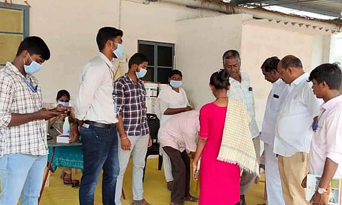 டெங்கு காய்ச்சல் தடுப்பு மருத்துவ முகாம் நடைபெற்ற காட்சி.