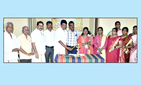 பயிற்சியை கவுன்சிலர் ஜெயராம் குத்துவிளக்கேற்றி தொடங்கி வைத்தார்.  அருகில் பெட்கிராட் நிர்வாக இயக்குனர் சுப்புராமன் உள்ளார்.