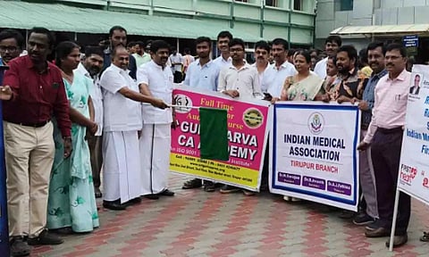 பேரணியை மேயர் தினேஷ்குமார் கொடியசைத்து தொடங்கி வைத்த காட்சி.&nbsp;
