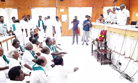 கலெக்டர் அலுவலகத்தில் போராட்டத்தில் ஈடுபட்ட விவசாயிகள்.
