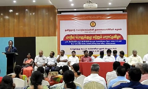 நிகழ்ச்சியில் கலந்து கொண்டவர்களை படத்தில் காணலாம்.