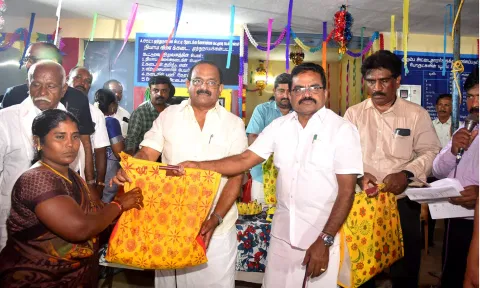புலியூர்நத்தம் ஊராட்சியில் புதிய ரேசன் கடையை அமைச்சர் அர.சக்கரபாணி திறந்து வைத்து பொதுமக்களுக்கு ரேசன் பொருட்களை வழங்கினார்.