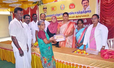 மருத்துவ முகாமில் நலத்திட்ட உதவி வழங்கப்பட்ட போது எடுத்த படம்.