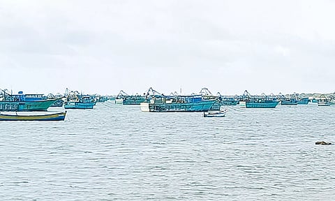 எல்லை தாண்டி மீன்பிடித்ததாகக் கூறி ராமேசுவரம் மீனவர்கள் சிறைபிடிப்பு