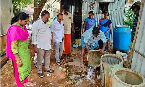 டெங்கு தடுப்பு நடவடிக்கையில் ஈடுபட்ட அதிகாரிகள்.