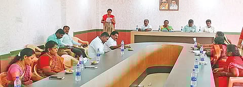 சாத்தான்குளம் ஒன்றியக்குழு  கூட்டம் தலைவர் ஜெயபதி தலைமையில் நடந்த போது எடுத்த படம்.