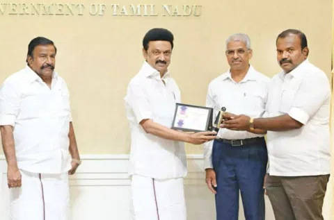 முதல்-அமைச்சர் மு.க.ஸ்டாலினை, தேசிய விருது பெற்ற மேயர் ஜெகன்பெரியசாமி சந்தித்து வாழ்த்து பெற்ற போது எடுத்தபடம். அருகில் அமைச்சர் கே.என்.நேரு உள்ளார்.