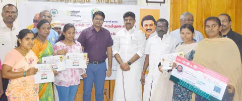 பிரதம மந்திரி மருத்துவ காப்பீடு திட்ட பயனாளிகளுக்கு கலெக்டர் விஷ்ணுசந்திரன் நினைவு பரிசு வழங்கினார்.அருகில் எம்.எல்.ஏ.க்கள் காதர்பாட்சா முத்துராமலிங்கம், முருகேசன் உள்ளனர்.