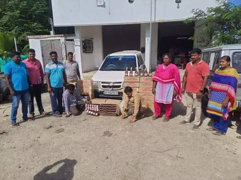 மதுபாட்டில்களை கடத்தி வந்த மல்லி, ராம்மோகன்.