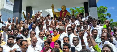 தலைவர்கள் சிலைக்கு பெரம்பலூர் மாவட்ட அ.தி.மு.க. செயலாளர் மாலை அணிவித்து மரியாதை