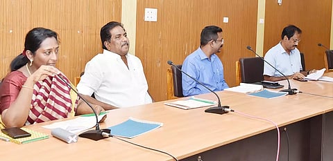 கலெக்டர் அலுவலகத்தில் நடந்த சார்பதிவாளர்கள் பணி ஆய்வு கூட்டத்தில் அமைச்சர் மூர்த்தி, கலெக்டர் சங்கீதா கலந்து கொண்டனர்.