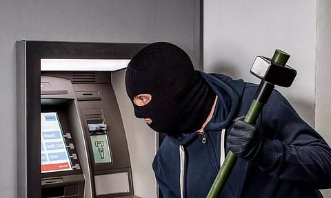 ஏ.டி.எம். எந்திரத்தை உடைத்து பணம் திருட முயற்சி- வாலிபர் கைது