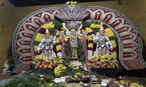 பெருமாள் கோவில்களில் குவிந்த பக்தர்கள்