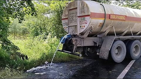 டேங்கர் லாரியில் இருந்து ஆசிட் கொட்டிய காட்சி.