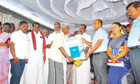பயளானிகளுக்கு நலத்திட்ட உதவிகளை கலெக்டர் தீபக்ஜேக்கப் வழங்கினார்.
