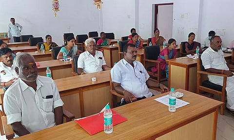 கூட்டத்தில் கலந்து கொண்டவர்களை படத்தில் காணலாம்.