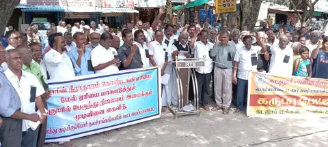 கருப்பு பட்டை அணிந்து ஆர்ப்பாட்டத்தில் ஈடுப்பட்ட போது எடுத்தப்படம்.