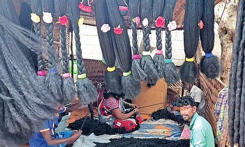 அலங்கார தலைமுடி தயாரிப்பதில் ஈடுபட்டுள்ள தொழிலாளர்கள்.