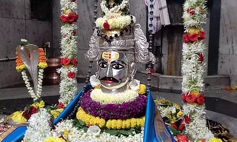 சிவன் கோவிலில் இருந்து கண்ணீருடன் வெளியேறிய நந்தி