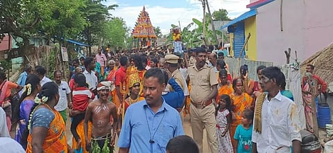 முத்துமாரியம்மன் கோவில் தேரோட்டம் நடைபெற்றது. இதில் திரளான பக்தர்கள் கலந்து கொண்டு சாமி தரிசனம் செய்தனர்.