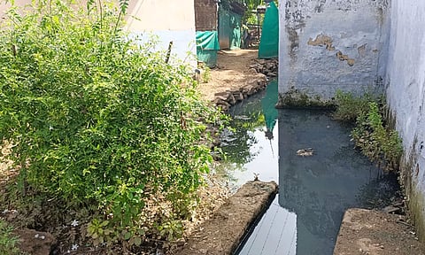 குடியிருப்பு வீட்டுக்குள் புகும் சாக்கடை கழிவு நீர்