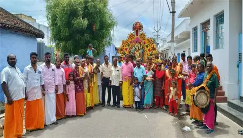 புரட்டாசி 2-ம் சனிக்கிழமையையொட்டி    வீரப்பம்பாளையம் திம்மராய பெருமாள் கோவிலில் சாமி திருவீதி உலா நடைபெற்ற காட்சி.