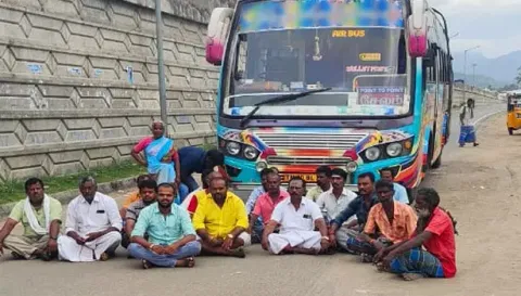 காடையாம்பட்டி அருகே தனியார் பஸ்சை சிறை பிடித்து பொதுமக்கள் போராட்டம்