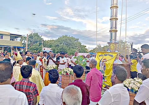 சவேரியார்பட்டிணத்தில் புதுப்பிக்கப்பட்ட புனித சவேரியார் ஆலயம் புனிதப்படுத்துதல் விழா நடைபெற்றபோது எடுத்தபடம்.