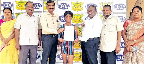 தேசிய ஜிம்னாஸ்டிக் போட்டிக்கு தேர்வான சி.இ.ஓ.ஏ. பள்ளி மாணவியை கல்விக்குழும நிறுவன தலைவர் ராசா கிளைமேக்சு மற்றும் நிர்வாகத்தினர் பாராட்டிய காட்சி.
