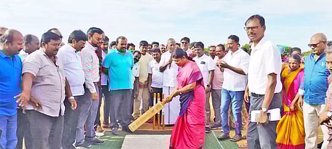 கிரிக்கெட் போட்டியினை அமைச்சர் கீதாஜீவன் தொடங்கி வைத்த காட்சி.