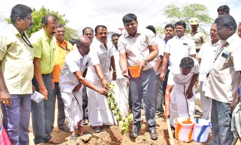 ரெட்டியார்பட்டி ஊராட்சியில் தூய்மை சேவை நிகழ்ச்சியில் கலந்து கொண்ட கலெக்டர் கார்த்திகேயன் மரக்கன்றுகள் நட்டார். அருகில் பாளை யூனியன் சேர்மன் தங்க பாண்டியன்,மாவட்ட ஊரக வளர்ச்சி முகமை திட்ட இயக்குநர் சுரேஷ் மற்றும் அலுவலர்கள் உள்பட பலர் உள்ளனர்.