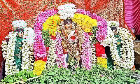 செங்கோட்டை பகுதியில்  பெருமாள் கோவிலில் கருடசேவை