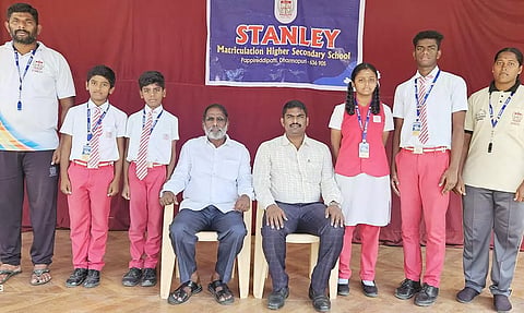 கேரம் போட்டிகளில் சாதனை படைத்த மாணவர்களை பள்ளியின் தாளாளர் முருகேசன், செயலாளர்  பிருஆனந்த்பிரகாஷ் ஆகியோர் பாராட்டிய காட்சி.
