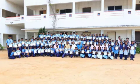 விளையாட்டு  போட்டியில் சாதனை படைத்த  மாணவர்களை பள்ளியின் தாளாளர் குண. வசந்தரசு பாராட்டிய காட்சி.