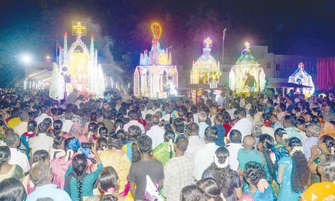 தேர்பவனி நடந்தது.
