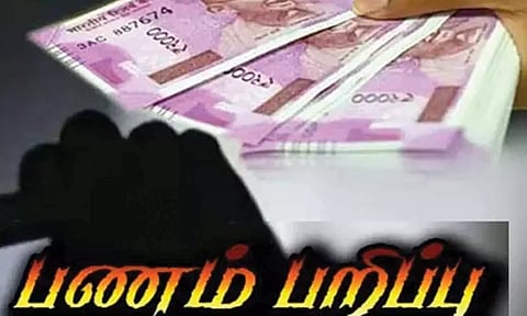 இரும்பு வியாபாரி மீது மோட்டார் சைக்கிளை மோதவிட்டு ரூ.8 லட்சம் பறிப்பு- கத்தியாலும் வெட்டி மர்மகும்பல் துணிகரம்