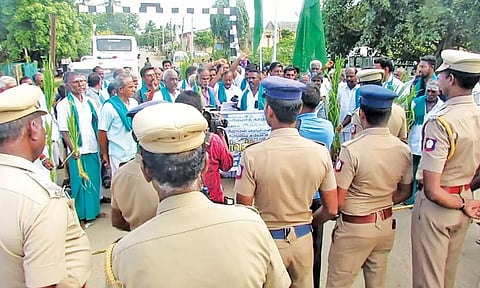 ரெயில் மறியலில் ஈடுபட்ட விவசாயிகளை காணலாம்.