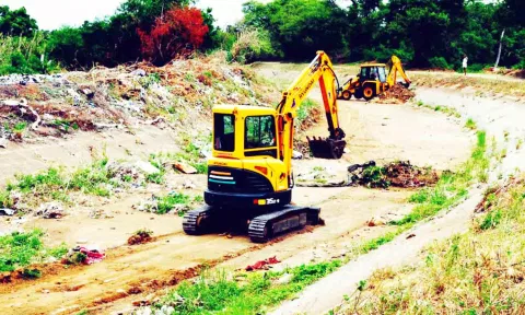 கிருஷ்ணாபுரம் பகுதியில் அமராவதி பிரதான கால்வாயில் தூர்வாரும் பணிகள் நடைபெற்ற போது எடுத்த படம்.
