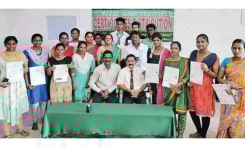 கருணாலயம் கிராம நல சங்கம் சார்பில் கம்ப்யூட்டர் பயிற்சி முடித்தவர்களுக்கு சான்றிதழ் வழங்கப்பட்டது.