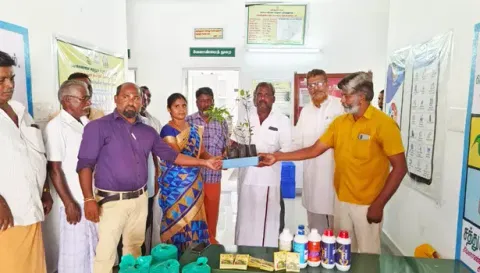 தோட்டக்கலை துறை சார்பில் கொங்கணாபுரம் பகுதி விவசாயிகளுக்கு மரக்கன்றுகள் மற்றும் இடுபொருள்கள் வழங்கப்பட்ட காட்சி.